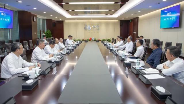 莫鼎革與中國中化黨組書記、董事長李凡榮舉行會(huì)談