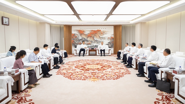 莫鼎革與湖南省委常委、岳陽市委書記謝衛(wèi)江舉行會(huì)談