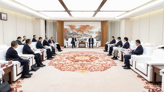 莫鼎革與中國(guó)一重黨委書(shū)記、董事長(zhǎng)徐鵬舉行會(huì)談