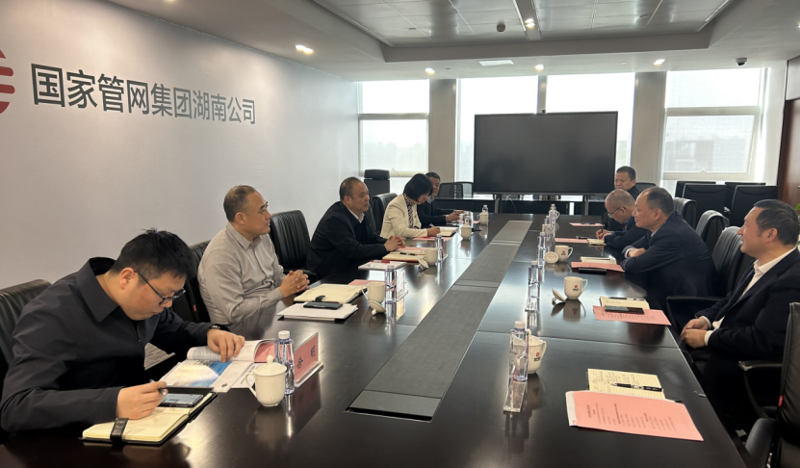 周鴻與國(guó)家管網(wǎng)湖南公司代表、黨委書記王現(xiàn)中舉行會(huì)談