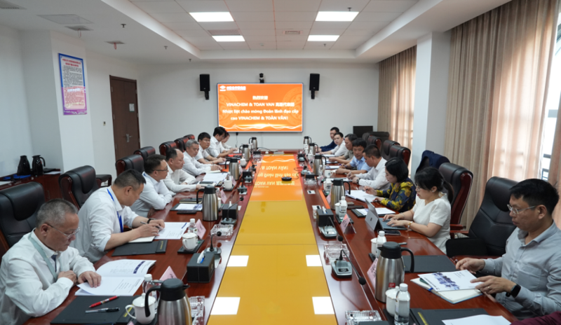 周鴻會(huì)見(jiàn)越南化學(xué)工業(yè)總公司寧平氮肥廠總經(jīng)理阮日憲、越南三云綜合貿(mào)易股份公司董事長(zhǎng)謝氏青云